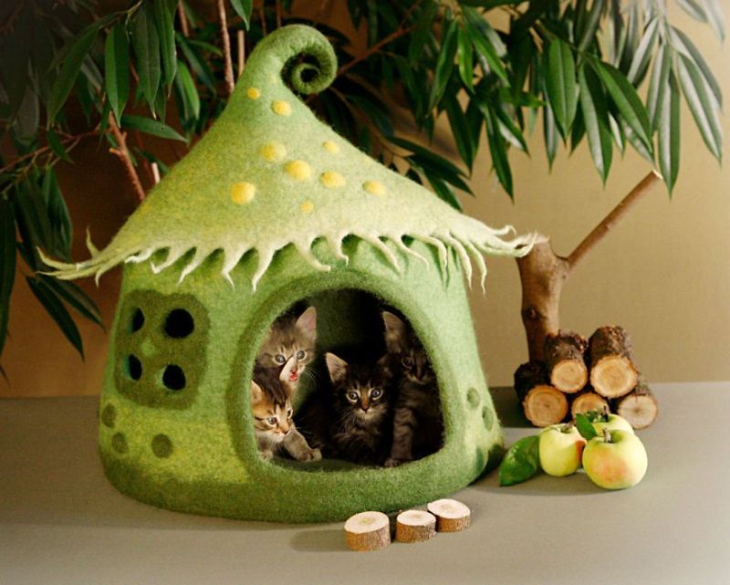Ukrainian artist creates handmade fairy tale houses for cats