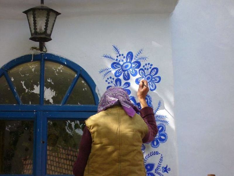 90-year-old Czech Republic grandmother paints every house of her small village