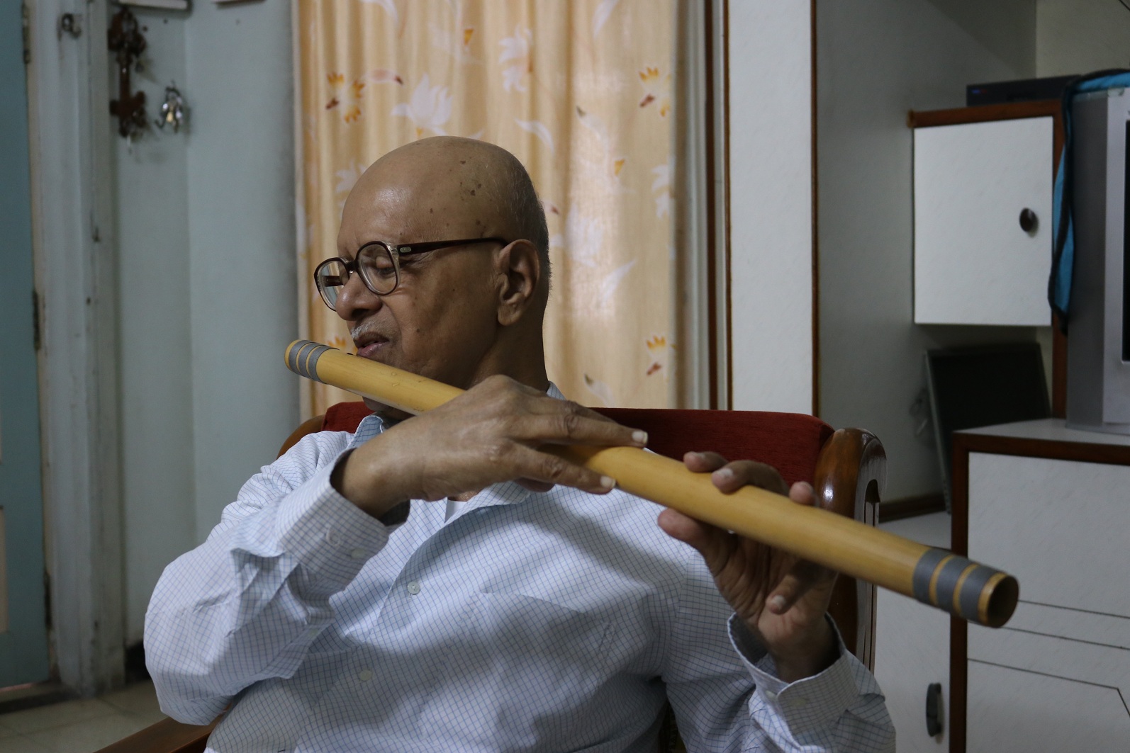 75-year-old visually-impaired artist plays flute & draws sketches