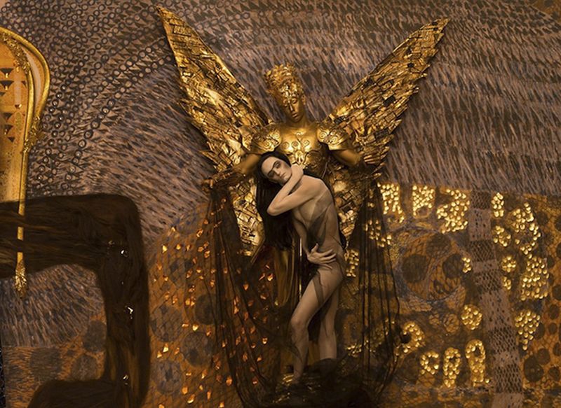 Photographer recreates Gustav Klimt’s iconic paintings with real models