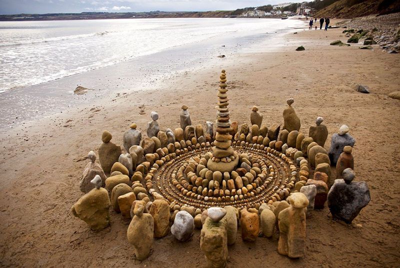 Artist spends hours organizing natural objects into detailed mandalas & cairns